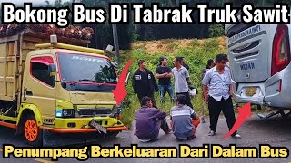 Bokong Bus Pt Rapi Di Tabrak Truk Muatan Buah Kelapa Sawit Penumpang Berkeluaran Dari Dalam Bus