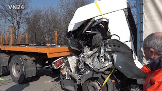 24.03.2021 - VN24 - Truck hits semi-trailer at the end of a traffic jam - driver severely trapped