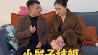 小舅子新婚将至 小宁偷偷跑银行取了10万元 因为小舅子在家办婚礼 搭建演出舞台 还要搭建婚礼T台 喜烟 喜酒 宴席啥的 还有很多很多零碎的事 要很多的花费 小宁就准备把这10万块钱拿给小舅子 虽然小