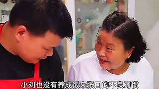 Xiao Liu leads his mother-in-law and her family to make dumplings