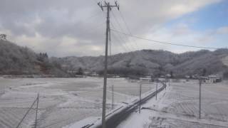 雪積る羽前前波駅に到着する陸羽西線キハ110系からの車窓