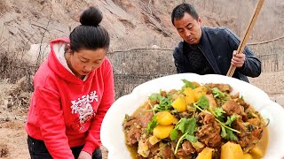 改艳到地里干活，干完回家炖陕北排骨大烩菜，加上粉条好吃到停不下来【陕北一家人】