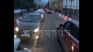 Пробка из автомобилей образовалось на пешеходной улице города