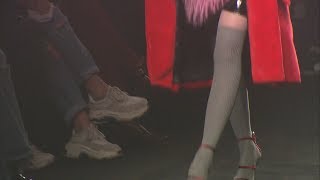 時裝秀【Fashion show】模特時尚走秀，美女這一身搭配，什麼顏色都有，這腿上的絲襪，不是黑色，也是肉絲，而是灰色，第一次見