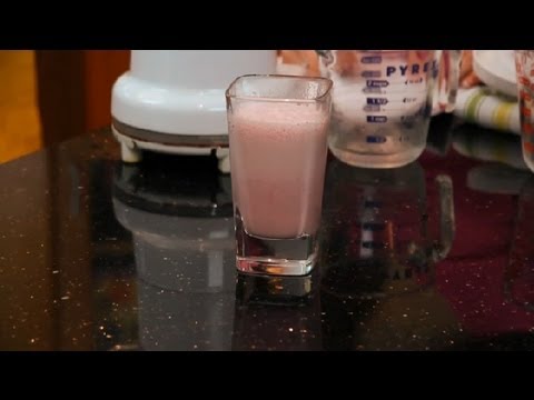 How to Make Smoothies Using Strawberries & Milk : Making Smoothies How to Make Smoothies Using Strawberries & Milk : Making Smoothies