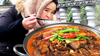 Sister Miao eats hot pot, beef broth, and vegetables on the snowy day, too comfortable~