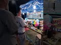 Trik Lempar kaleng di pasar malam