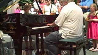 Ratko Delorko puts a grand on the Highway A 40 and performs the first Highway Recital.mpg