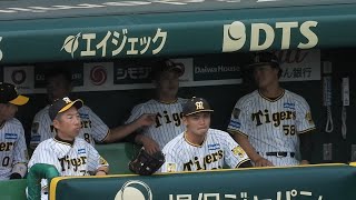 【殿の椅子を温め】試合前のリラックス中に岡田監督の席に座る前川右京