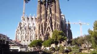 サグラダ･ファミリア　正面の池より　Sagrada Familia