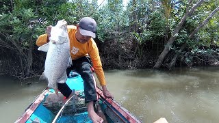 Sungai nya kecil,,tapi joran bambu selalu melengkung tajam di hajar predator muara