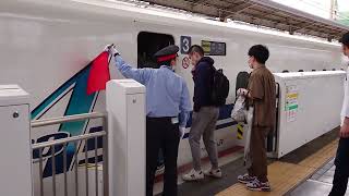 【2023年GW・Uターンラッシュ混雑ピーク】のぞみ24号少し遅れて到着し自由席乗車人数も多めで少しでも早く乗車させて2分遅れて発車/5月6日撮影