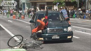 スタントマンが事故再現　銀座で交通安全イベント(15/05/06)