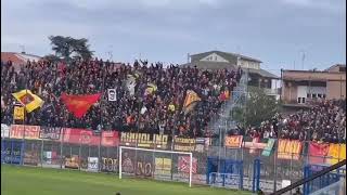 La torcida  dei 1200 tifosi giallorossi presenti a Latina