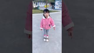 爸爸只顧打電話把女兒留在原地，實在太不靠譜了~#baby #cutebaby #babygirl #funny #shorts