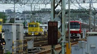 京急線金沢八景駅手前の踏切を、上り8両編成1000形104～097編成と下り8両編成エアポート急行新逗子行き1000形469～472、481～484編成の電車が通過！