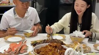 不管生活多忙多累 回到家看见爸妈做了满满一桌热乎飘香的饭菜 所有的疲惫都消失了 原来在我们看不见的地方父母竟然为我们做了这么多 总是会把最好的都留给子女 辛苦了爸爸妈妈 我爱你们#父母的爱 #爸