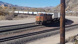 BNSF 4123 west. A 1x1 with a medium length train coming down Main 2 at Old Cajon Station. 11/21/22