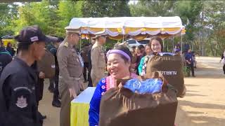 องคมนตรี เชิญถุงพระราชทานในโครงการสืบสานพระราชปณิธานงานโครงการหลวง ไปมอบแก่เจ้าหน้าที่ ที่จ.เชียงราย