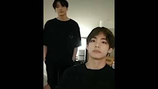 чонгук даже телом показывает что Тэхён рядом 😍💜💚 #taekookisreal #taekook #vkook #jungkook #taehyung