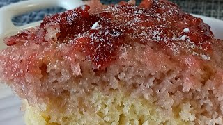 Inverted strawberry cake: the delicious dessert recipe made in a pan