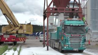 Salt lossas från fartyget MONTE i Uddevalla hamn
