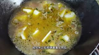 天冷，捞饭吃，再做点儿土豆酱，园子里小菜也能吃了