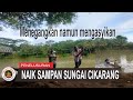 menegangkang naik perahu di sungai cikarang