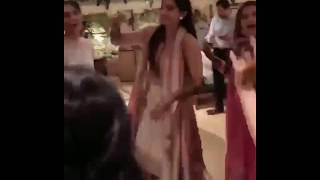 Sonam Kapoor dancing in her Mehandi with family and friends