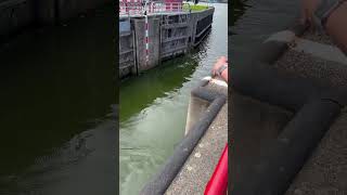 Schiff verlässt die Schleuse in Zeeland Holland