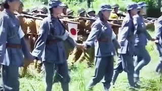 鬼子在女兵身上绑炸弹让女兵为他们做人肉居牌不料女兵竟转身