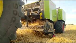 Hof Medewege Stroh pressen und abfahren JD 6210R mit Claas Rollant 375 Luftaufnahmen