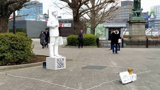 人間彫刻サラリーマン。（上野公園）