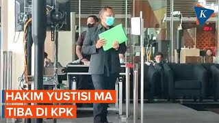 Momen Tersangka Hakim Yustisi MA Edy Wibowo Datangi KPK untuk Jalani Pemeriksaan