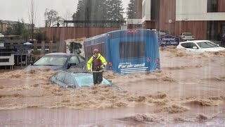 5 minuti fa in California! Case e auto sono state spazzate via dalle acque alluvionali