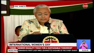 See How beautifully our First lady Margaret Kenyatta welcomes President Uhuru Kenyatta!