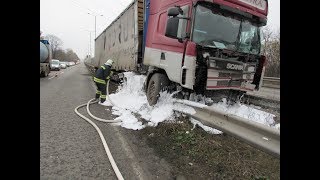 ТИР отнесе мантинела и ел.стълб на бул.“България“ заради спукана гума