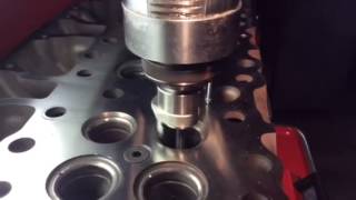 Machining a cylinder head with the Serdi machine