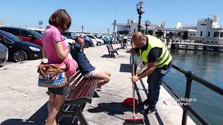 Bari, lungomare trasformato in posacenere: 5mila mozziconi raccolti in 2 ore