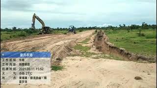 Big tractor pushes the road大拖拉机推路