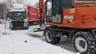 Sneeuw zorgt voor overlast..vrachtwagens vast in Hoogeveen