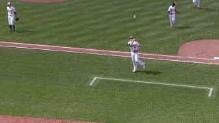 CWS@BAL: Davis flips souvenir ball to empty stands