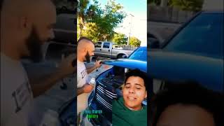 Cada locura que hace un hombre jjajaa, checando el motor de tu carro #car #motor #autos #shorts