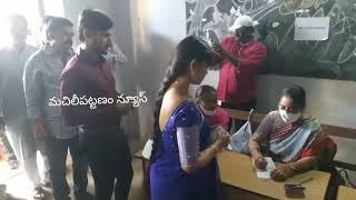 కృష్ణాజిల్లా మచిలీపట్నం 13వ డివిజన్ హిందూ కళాశాలలో ఓటు హక్కును వినియోగించుకున్న  మంత్రి పేర్ని నాని