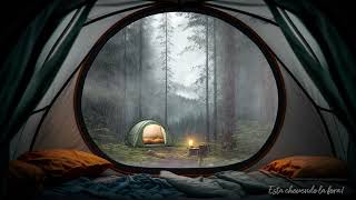 Apenas relaxe na barraca:  Som de chuva na barraca com trovão em uma floresta nevoenta