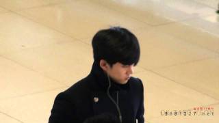 111225 Gimpo airport to Japan - Taecyeon