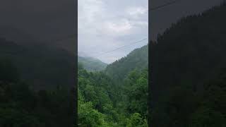 终南山南麓，半山腰处有人家，四周都是山，雨后云雾缭绕，满山绿油油的#shorts