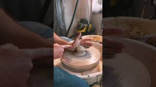 Tutoriel pas à pas de centrage de la terre au tour de potier - How to center clay on a pottery wheel