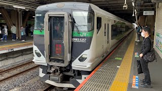 E257系5500番台ｵｵOM-54編成が特急草津・四万1号長野原草津口行きとして大宮駅8番線を発車するシーン（3001M・土休日651運用）2023.5.20