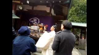 花山稲荷神社の初午祭・釜鳴神事で御神酒を全員で乾杯(2013.2.10)